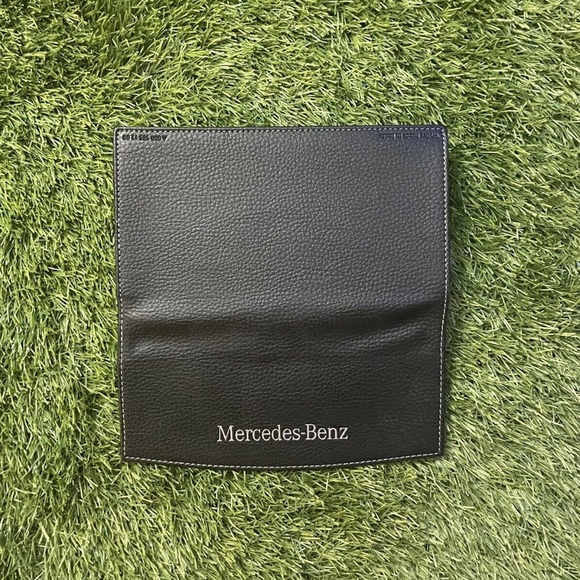 2017 Mercedes-Benz E-Class Sedan Owners Manual (E43AMG 4MATIC E300, E300 4MATIC) - Picture 9 of 10